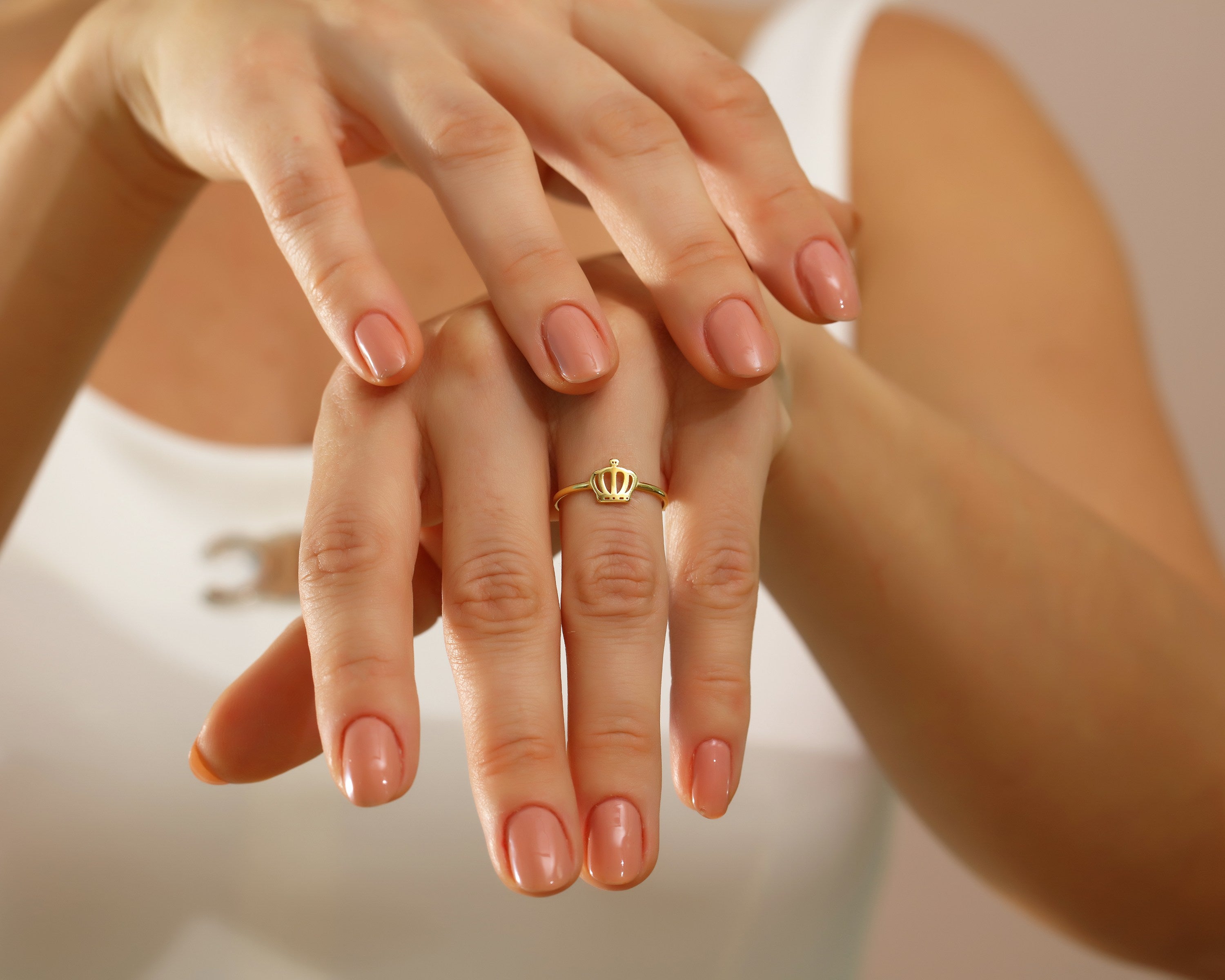 VIECLAT Gold Crown Ring Model Hand