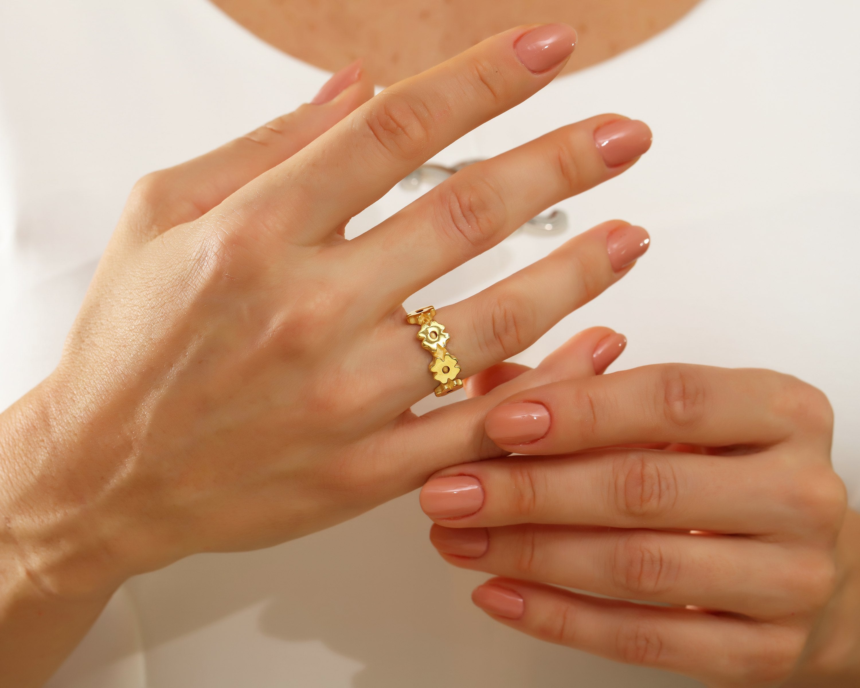VIECLAT Gold Floral Band Ring Hand