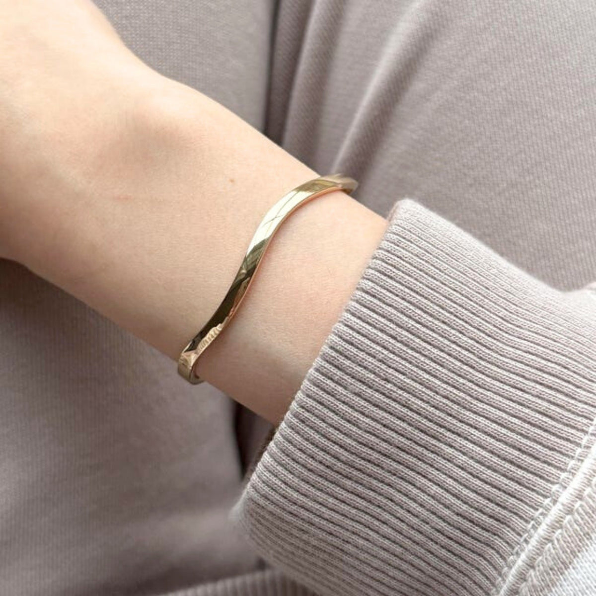 VIECLAT Solid Yellow Gold Wave Hinged Bangle Bracelet