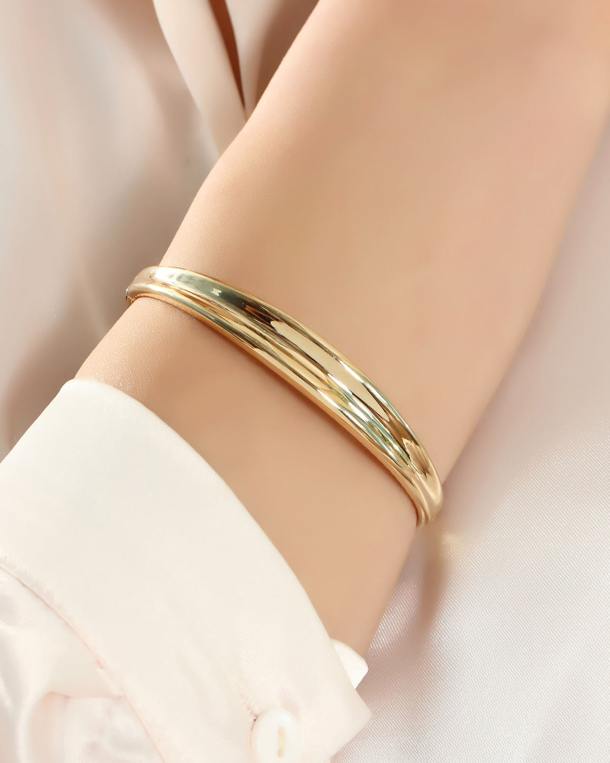 VIECLAT Solid Yellow Gold Domed Bangle Bracelet On Wrist