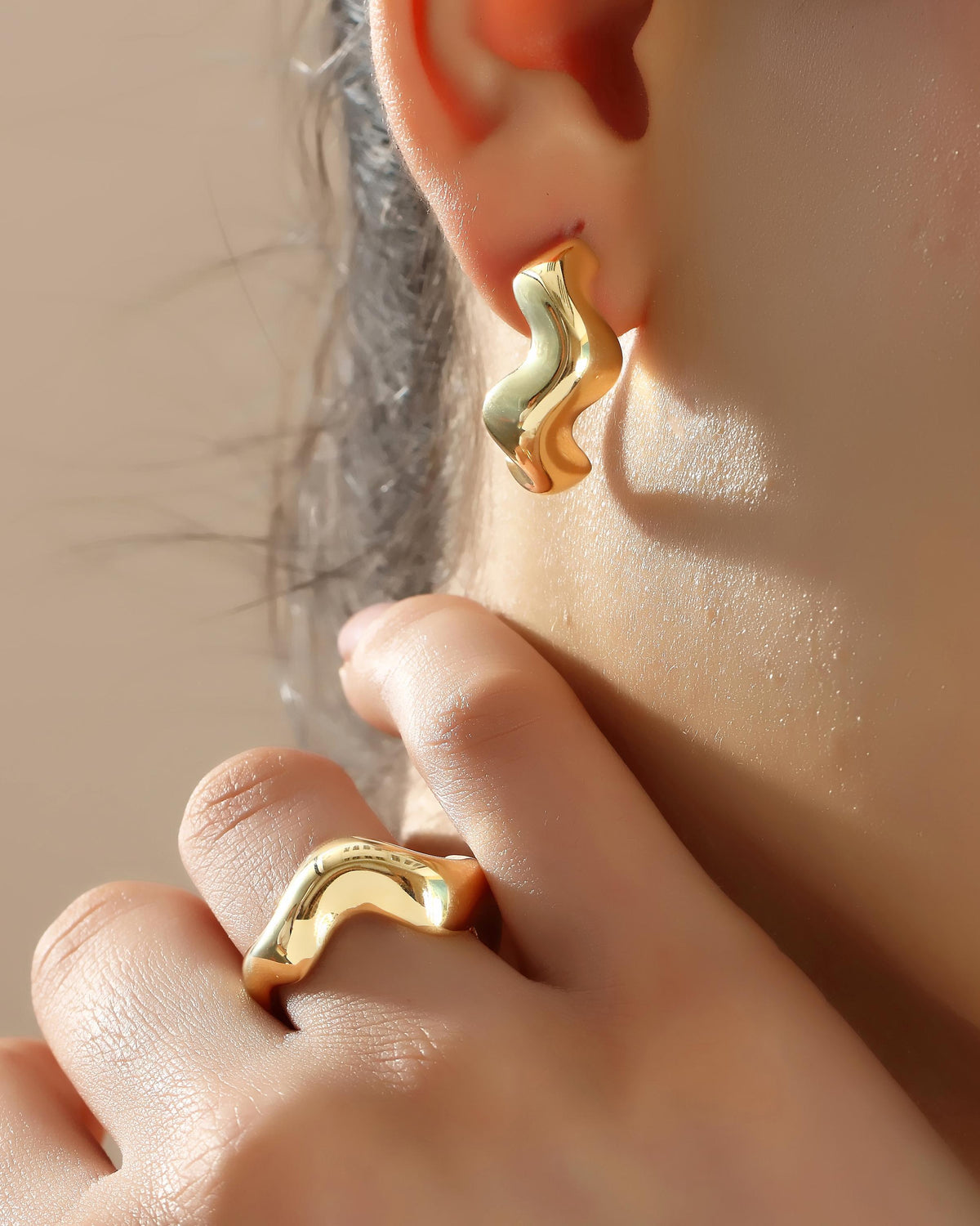 VIECLAT Gold Wavy Hoop Earrings Ring Set
