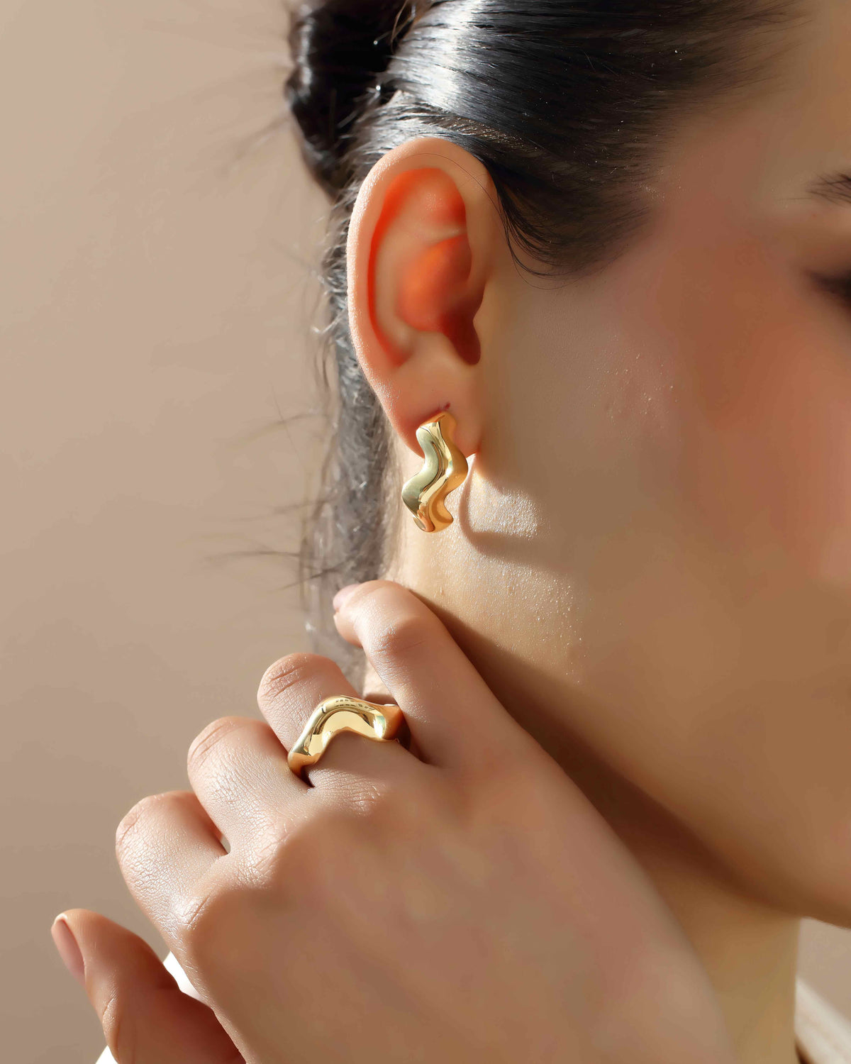 VIECLAT Gold Wavy Hoop Earrings Ring Set