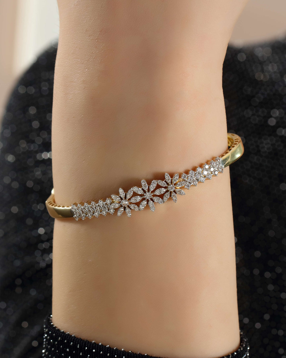 VIECLAT Solid Yellow Gold Diamond Flower Bangle On Wrist