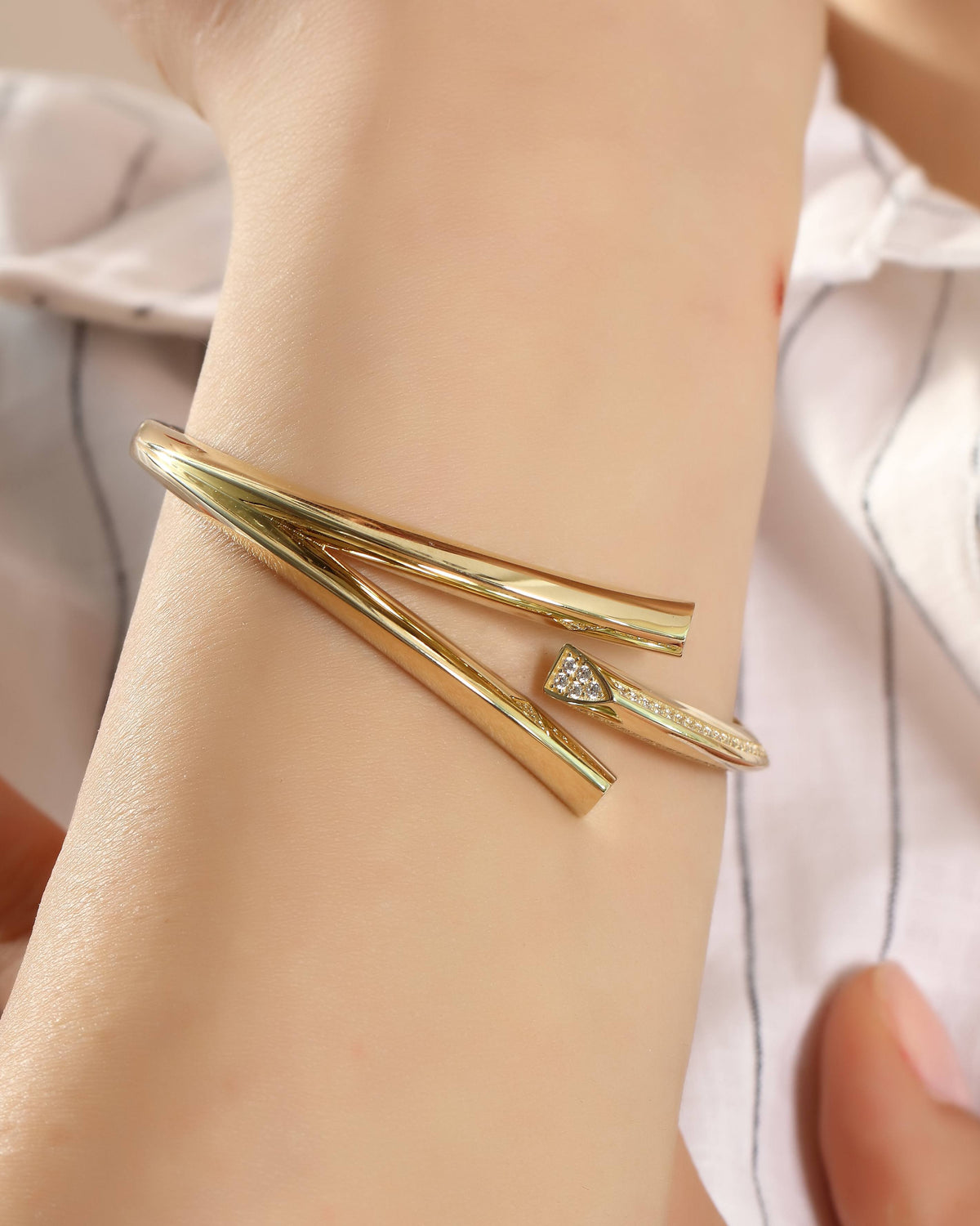 VIECLAT Solid Yellow Gold Nail Wrap Bangle