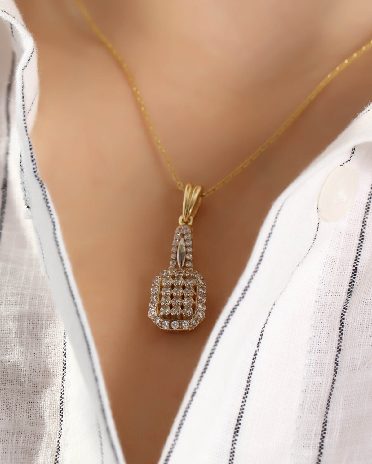 VIECLAT Solid Yellow Gold Diamond Cluster Pendant Necklace