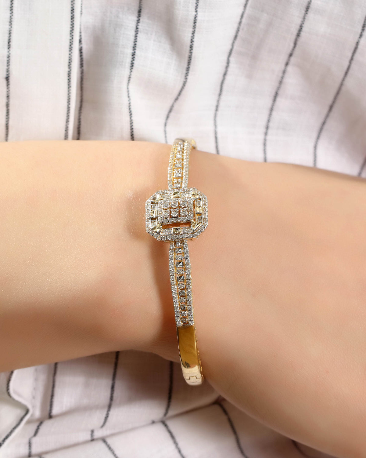 VIECLAT Solid Yellow Gold Diamond Bangle Bracelet On Wrist