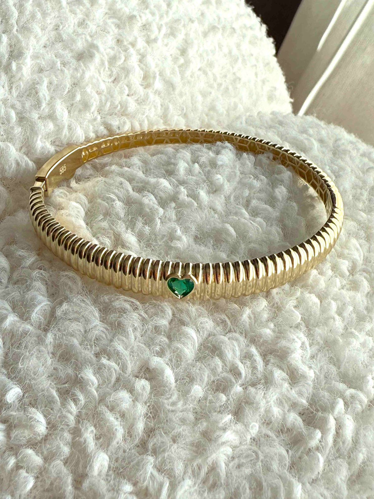 VIECLAT Gold Emerald Heart Ribbed Bangle Bracelet