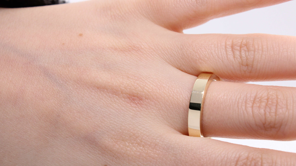 VIECLAT 14K Yellow Gold Flat Band Hand