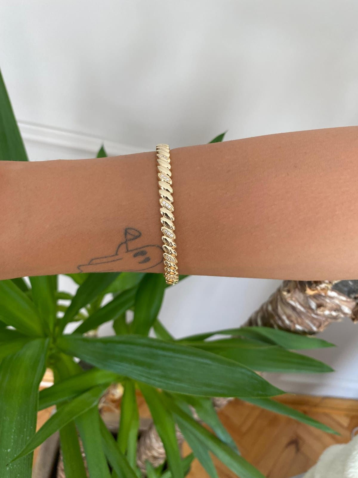 VIECLAT Gold Twisted Diamond Bangle Wrist