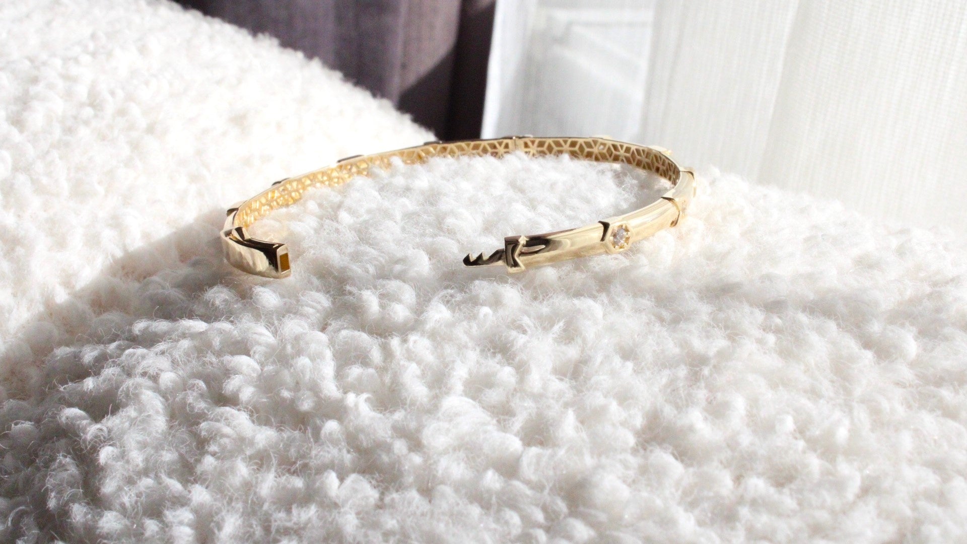 VIECLAT Solid Yellow Gold Diamond Hinged Bangle Open