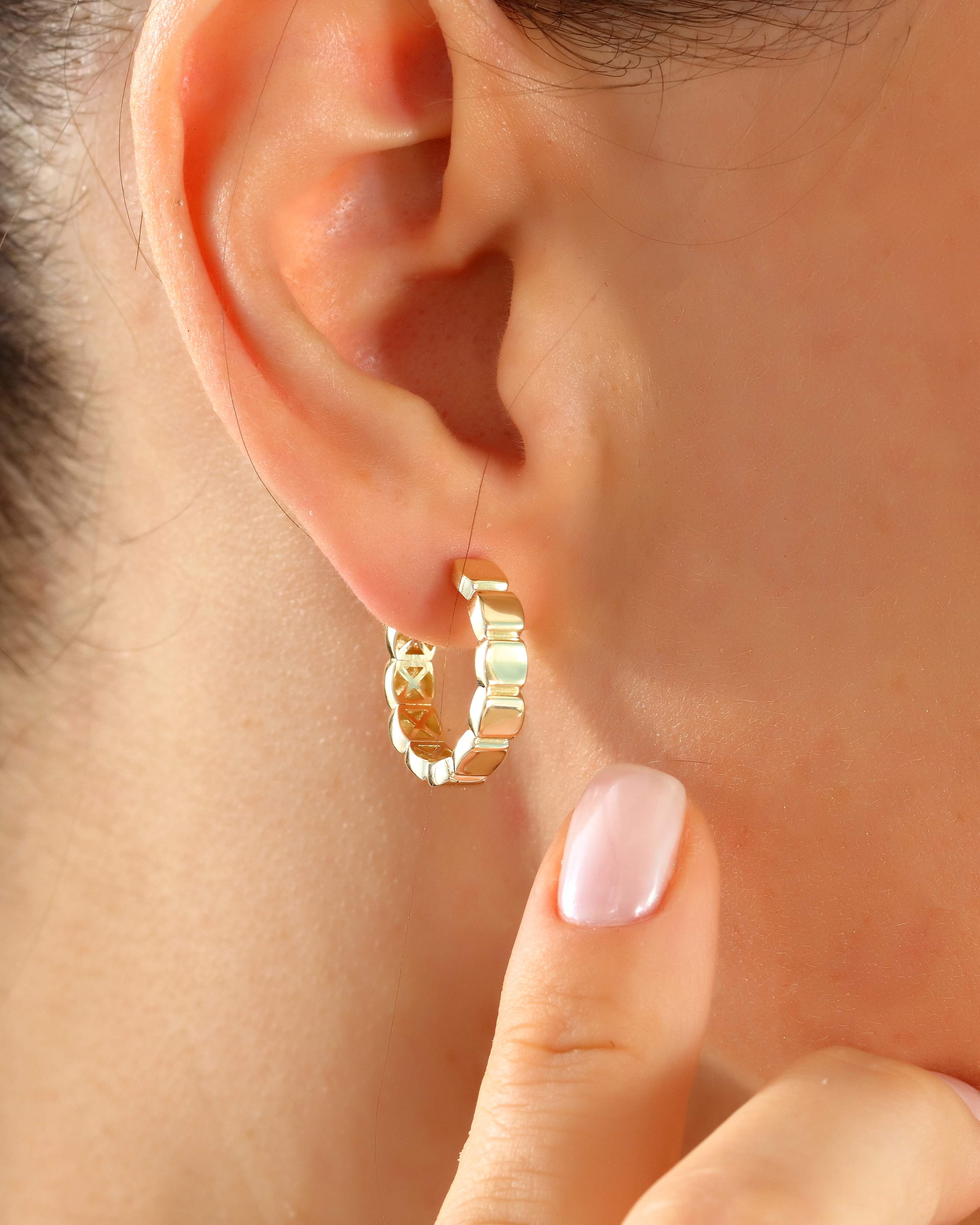 VIECLAT Solid Yellow Gold Cobblestone Huggie Hoop Earrings