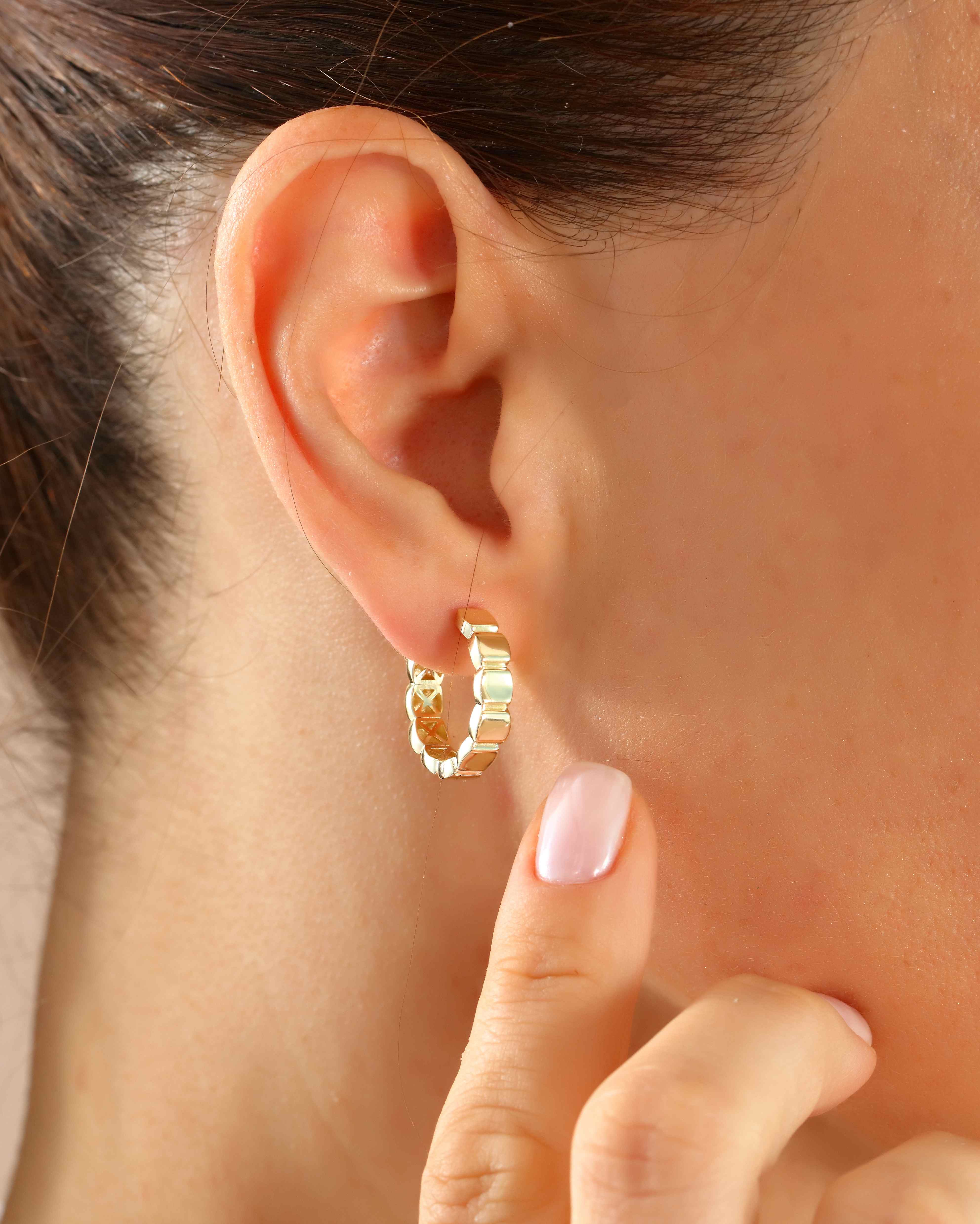 VIECLAT Solid Yellow Gold Cobblestone Huggie Hoop Earrings