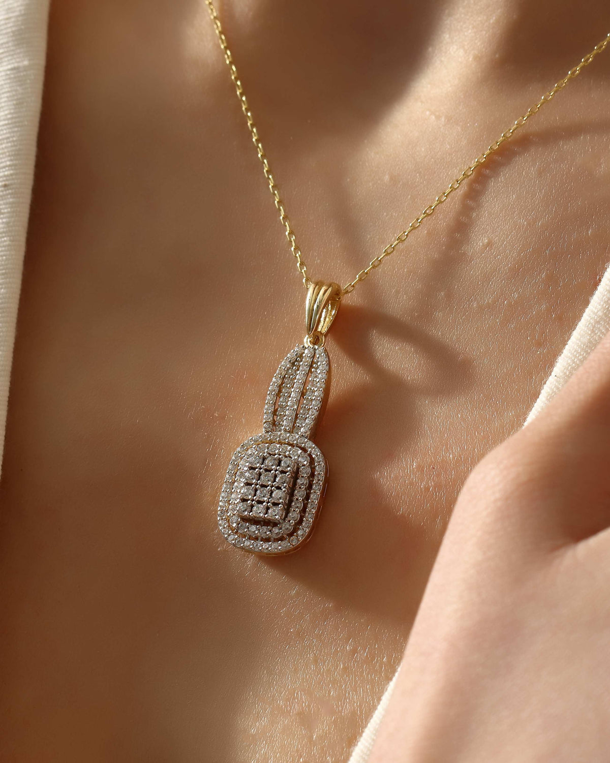 VIECLAT Solid Yellow Gold Diamond Cushion Pendant Necklace