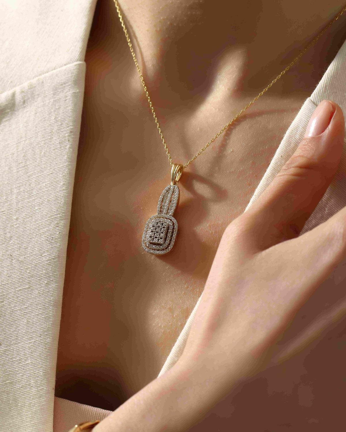 VIECLAT Solid Yellow Gold Diamond Cushion Pendant Necklace