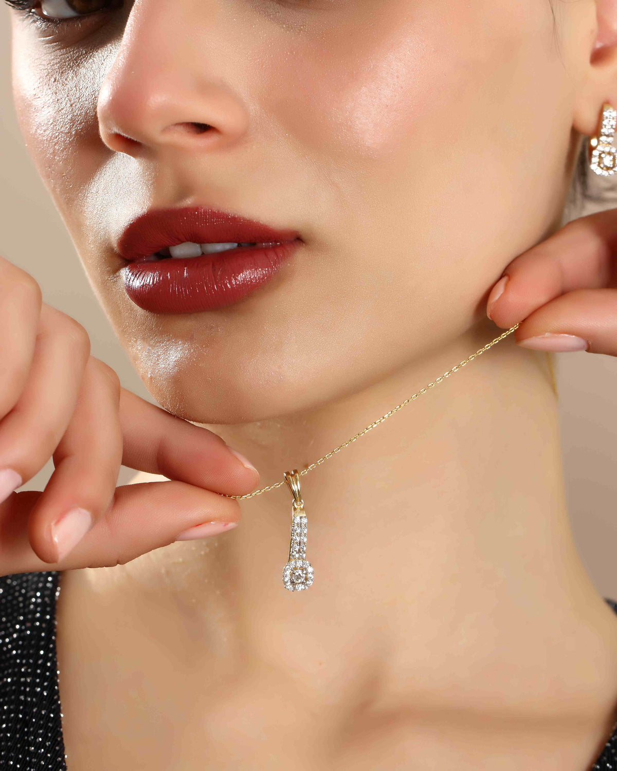 VIECLAT Solid Yellow Gold Diamond Halo Pendant Necklace Worn