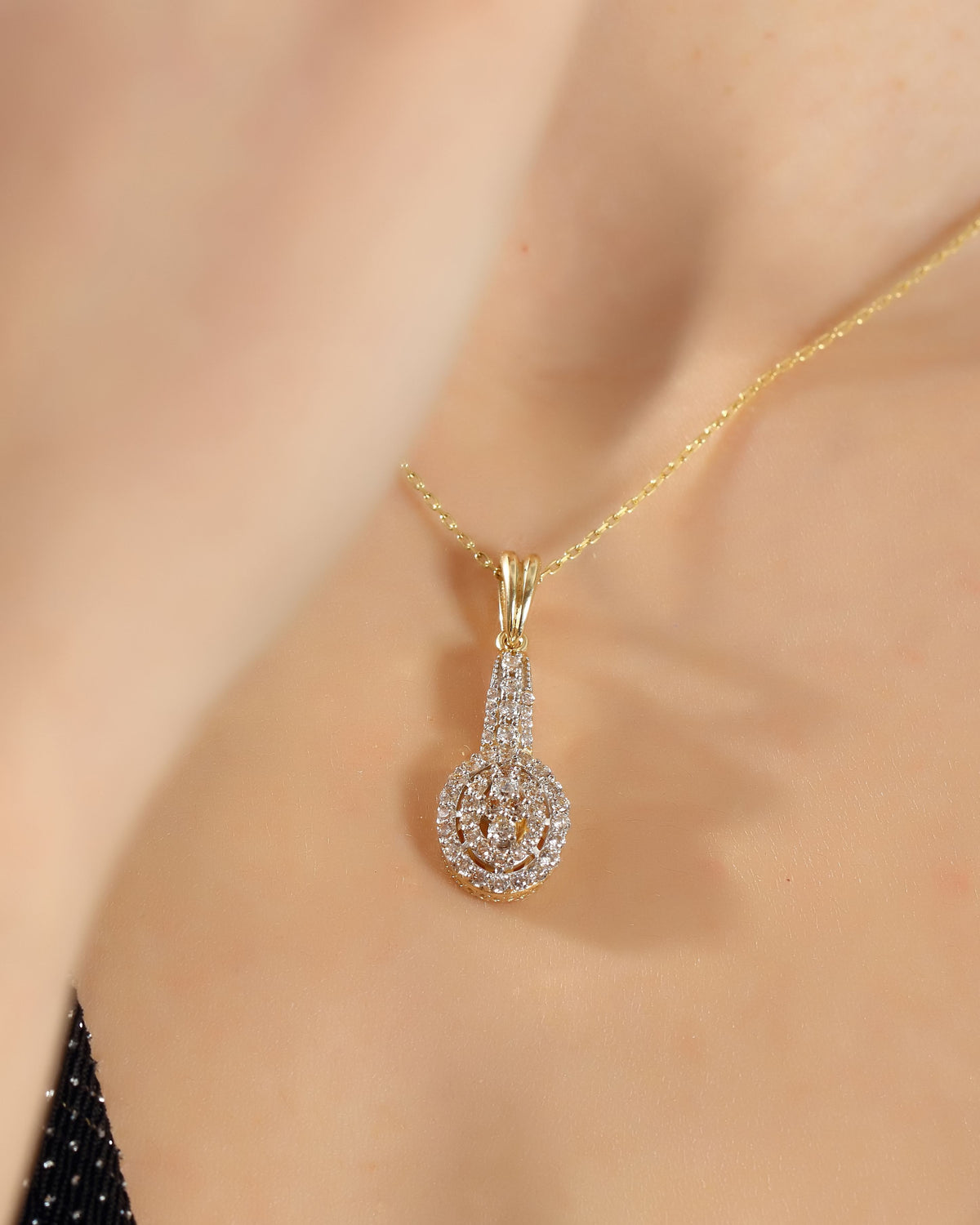 VIECLAT Solid Yellow Gold Oval Diamond Pendant Necklace Worn