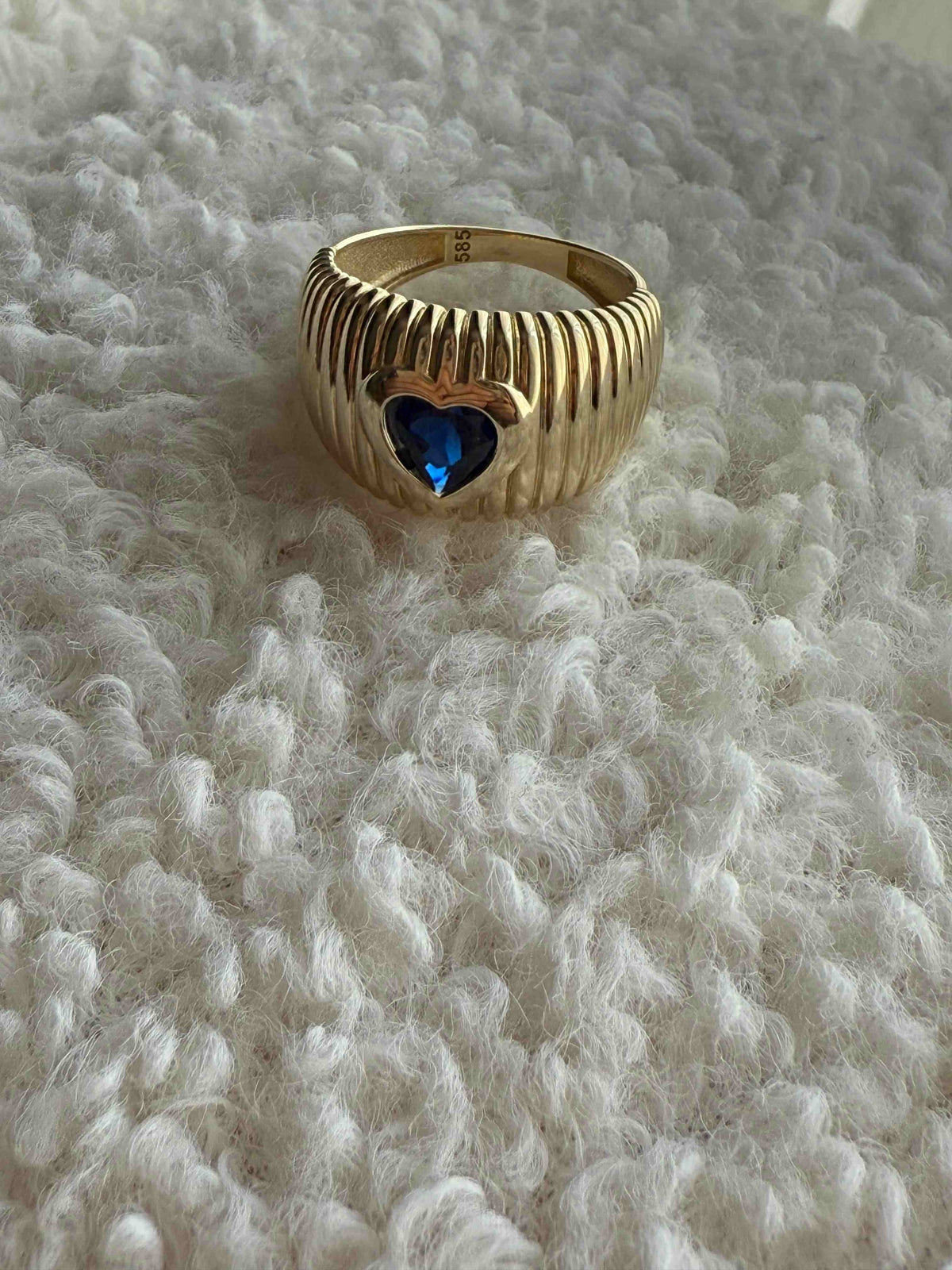 VIECLAT Gold Blue Heart Ribbed Signet Ring