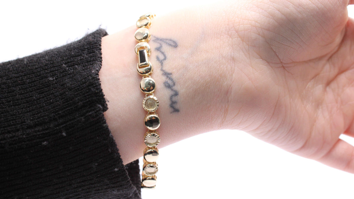 VIECLAT Solid Yellow Gold Round Disc Bracelet On Wrist
