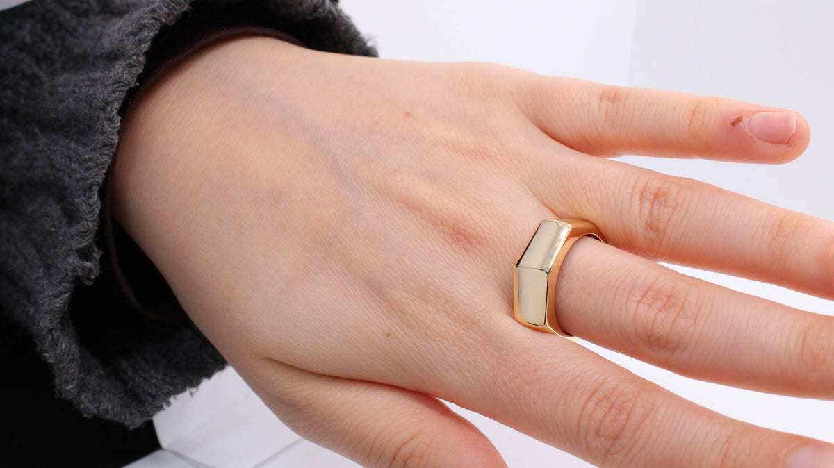 VIECLAT Solid Yellow Gold Rectangular Signet Bar Ring