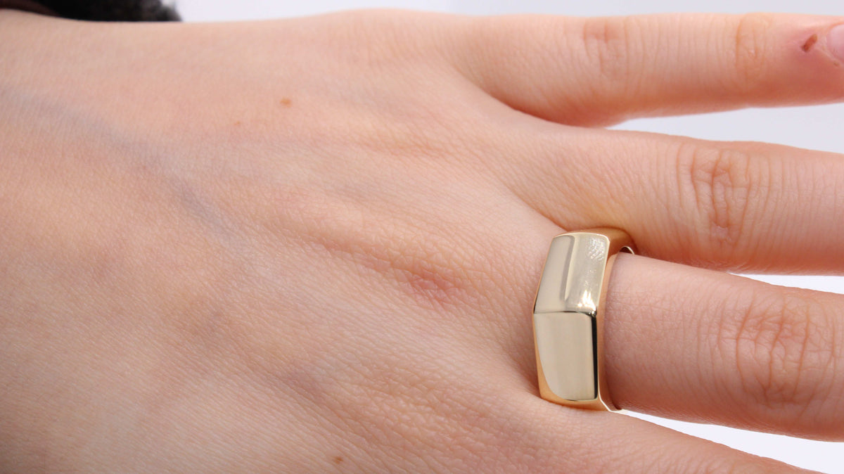 VIECLAT Solid Yellow Gold Rectangular Signet Bar Ring