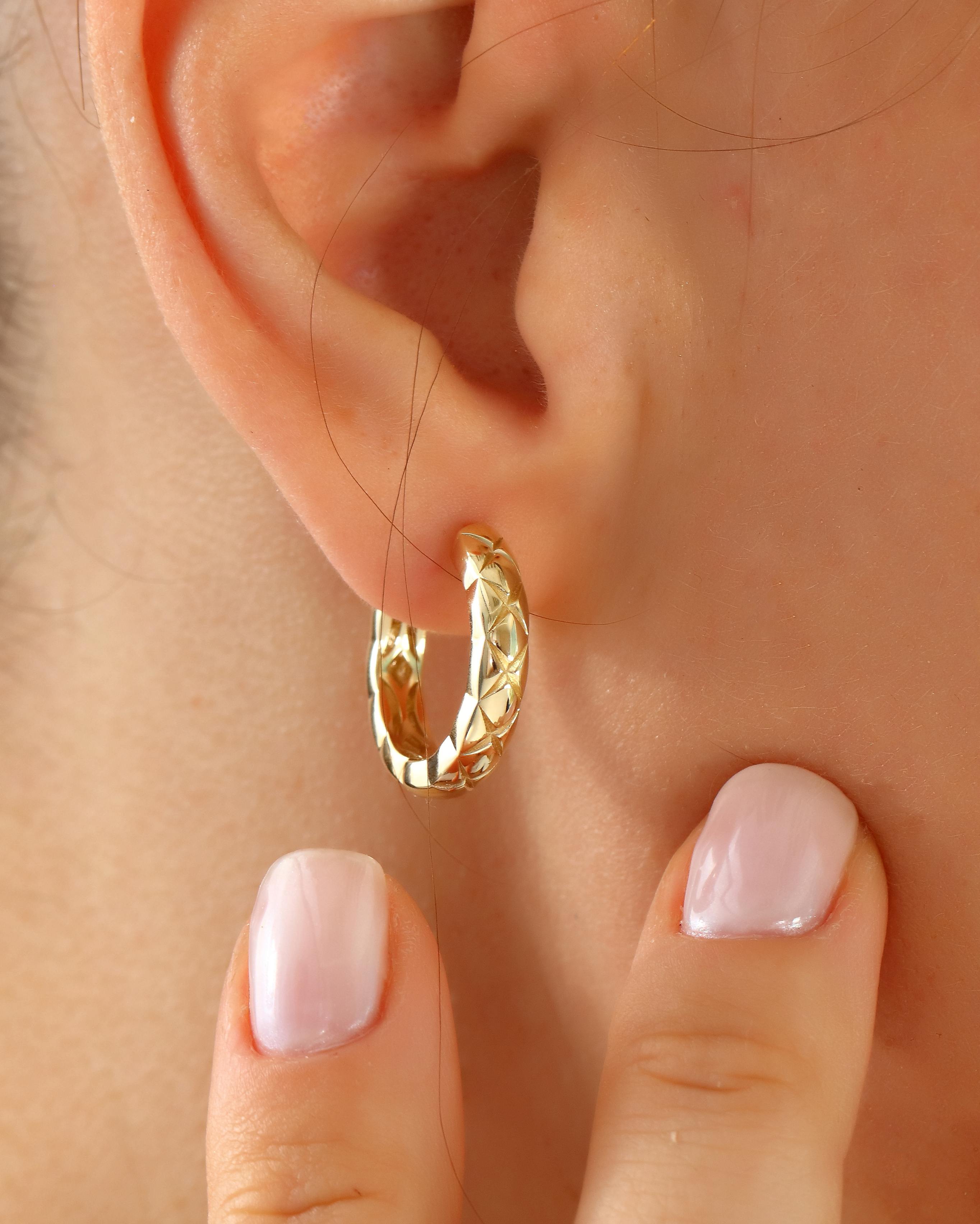 VIECLAT Solid Yellow Gold Quilted Huggie Hoop Earring