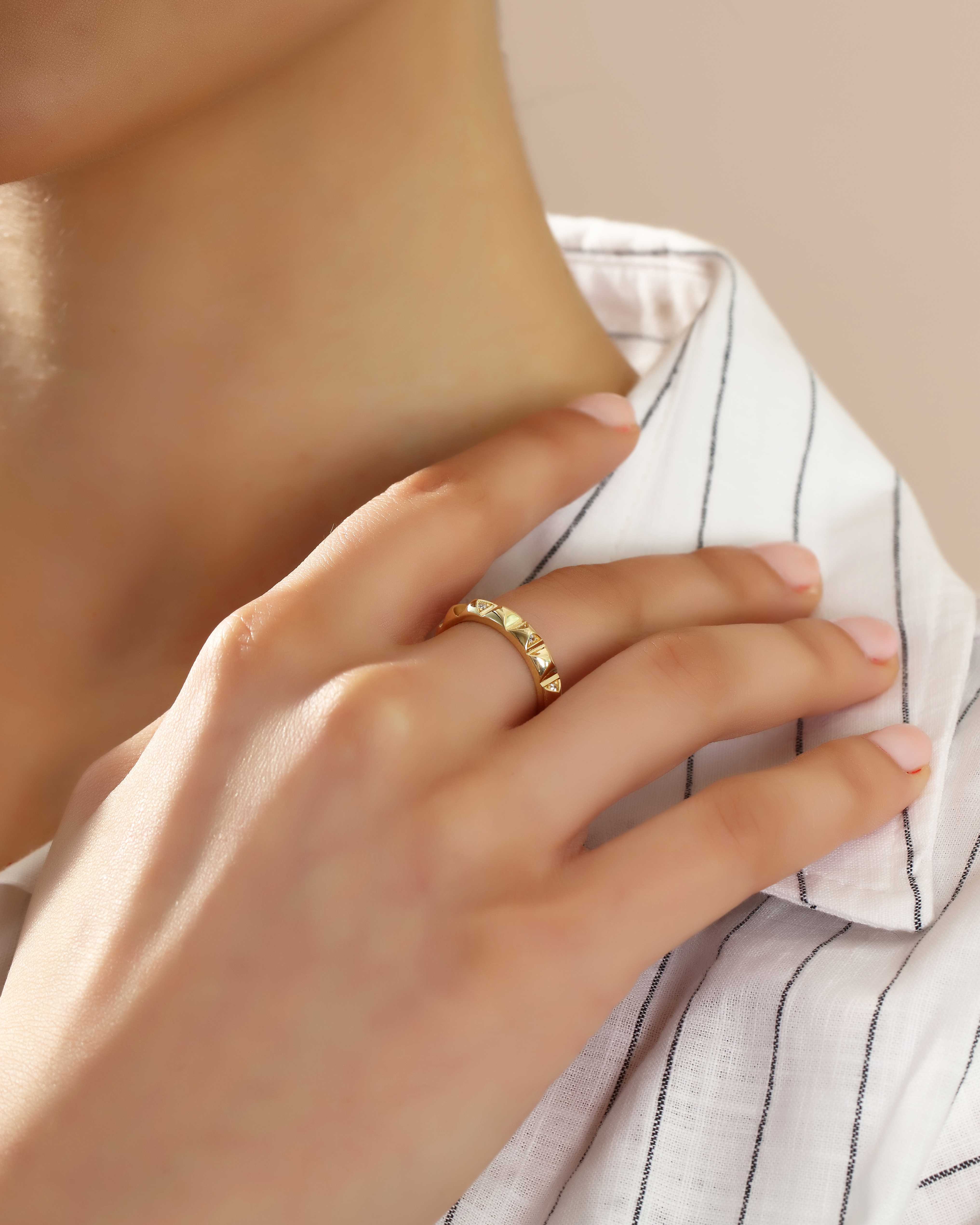 VIECLAT Solid Yellow Gold Pyramid Diamond Band Ring