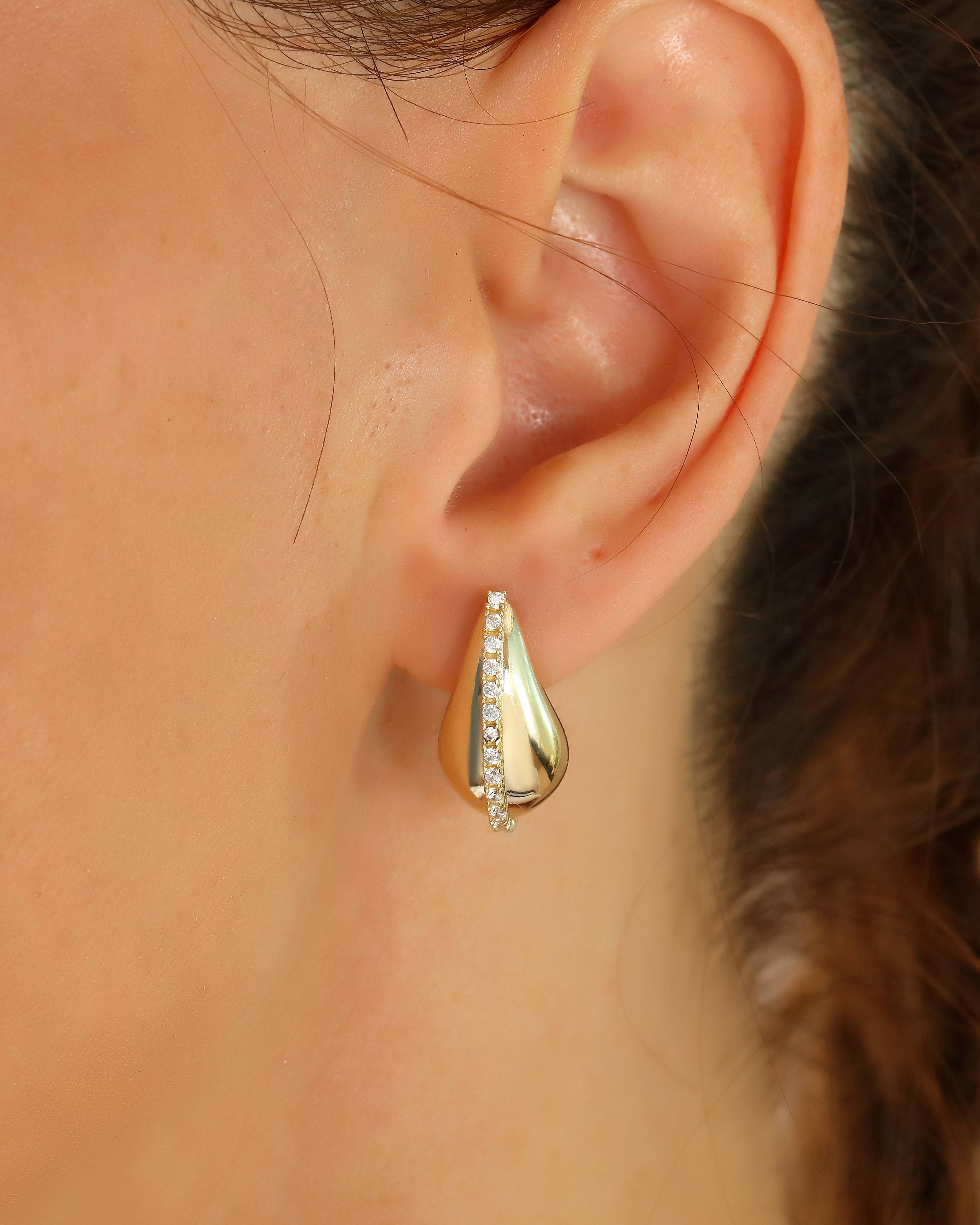 VIECLAT Gold CZ Teardrop Huggie Earrings
