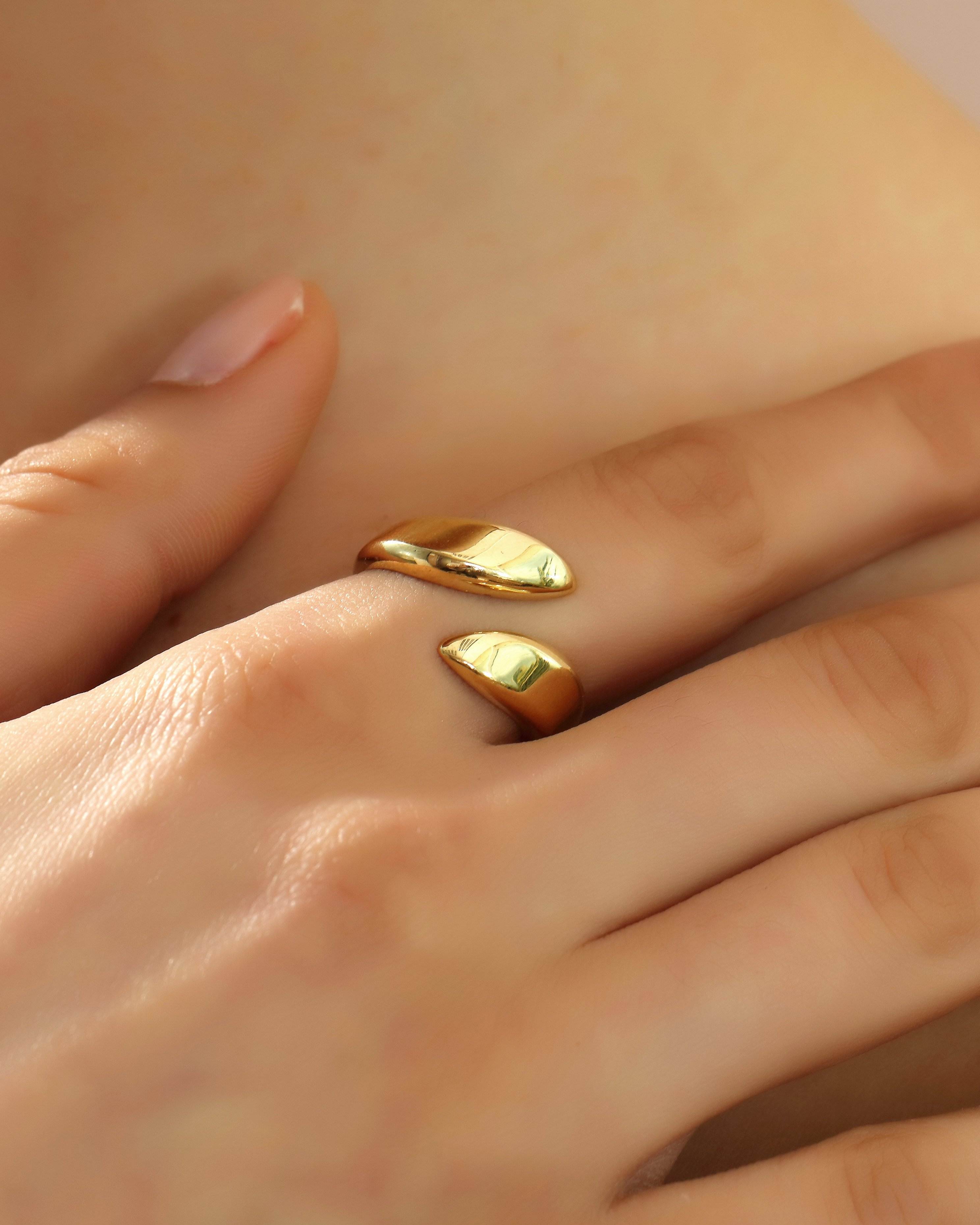 VIECLAT Solid Yellow Gold Open Bypass Ring Finger