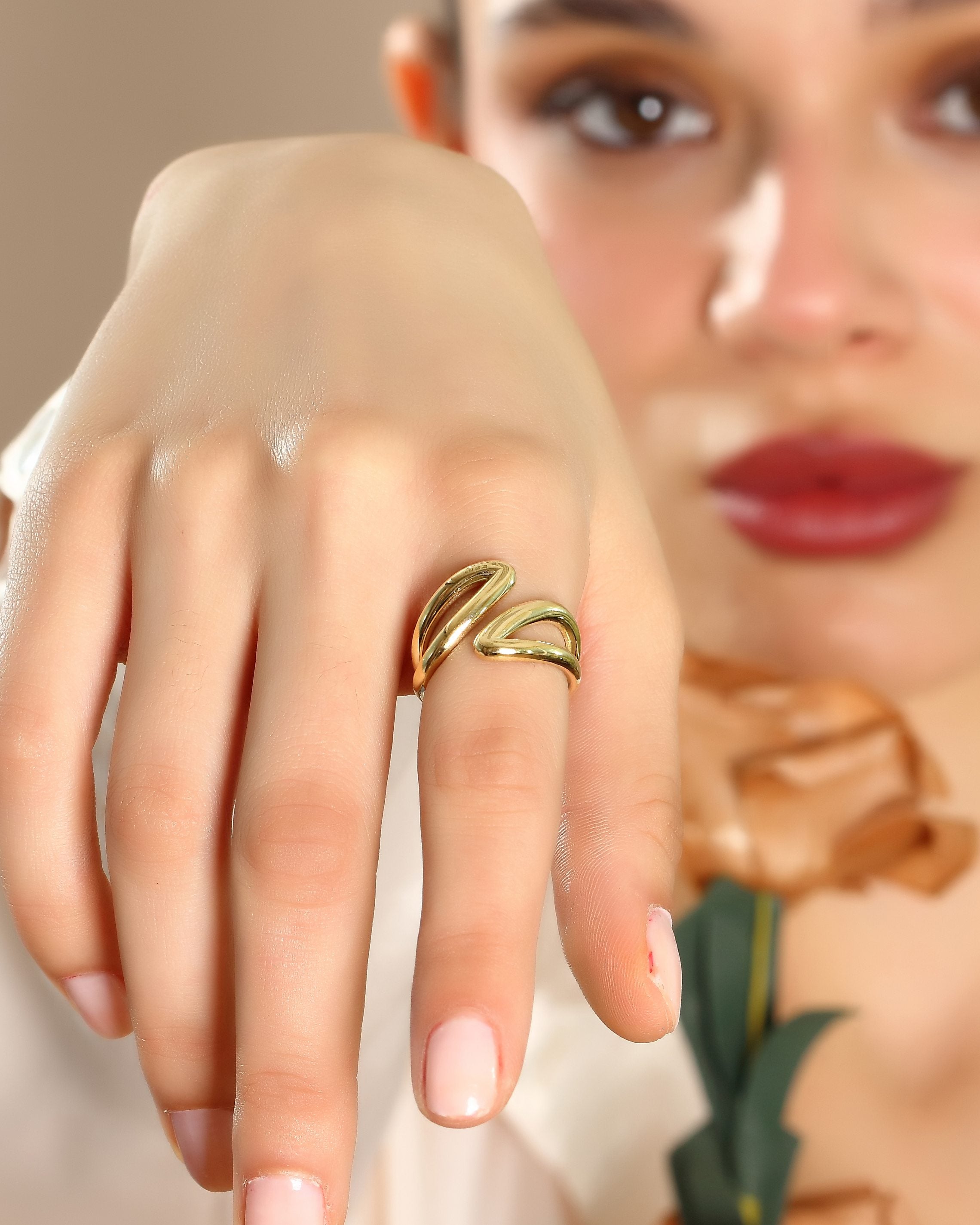 VIECLAT Solid Yellow Gold Swirl Wrap Ring Finger