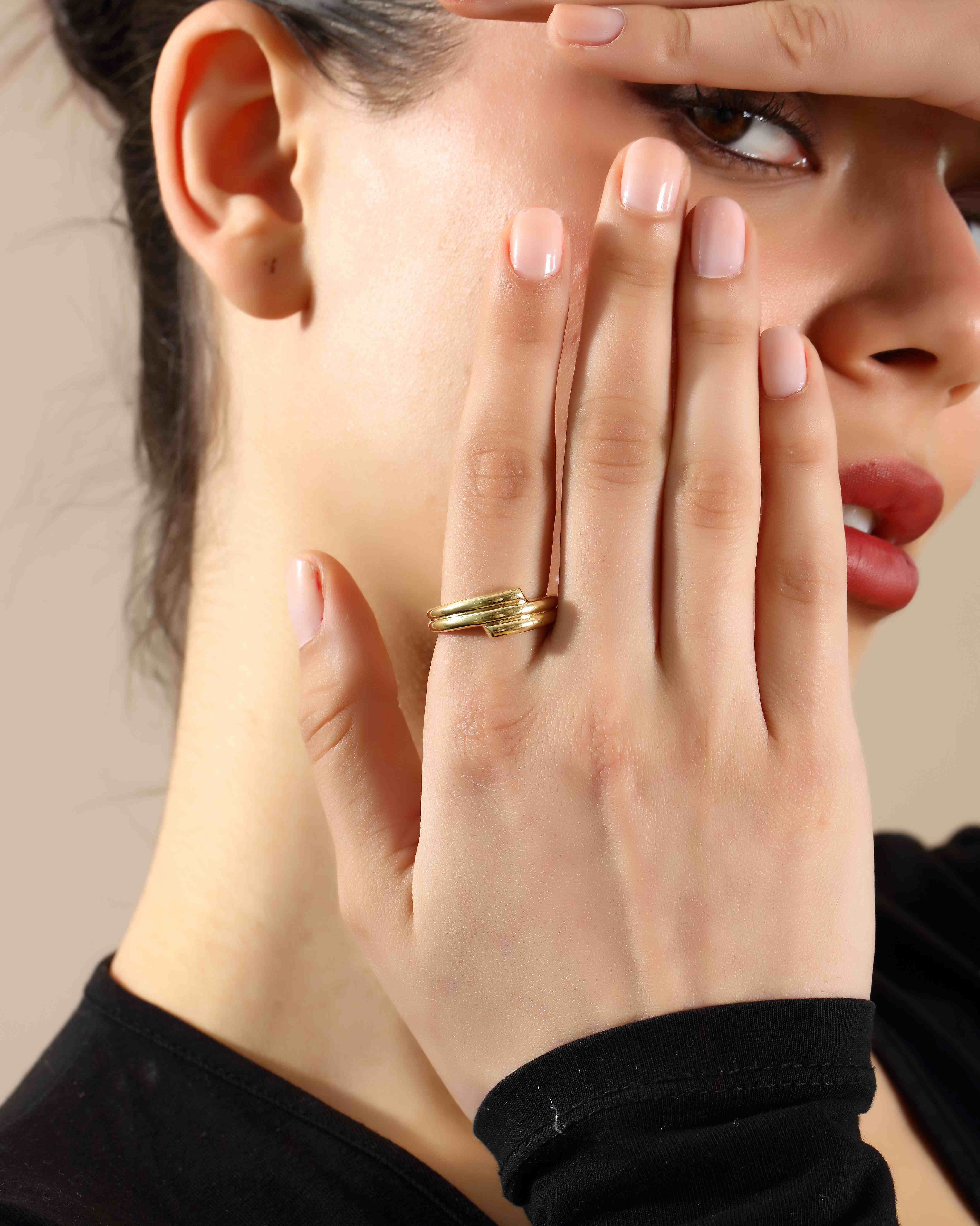 VIECLAT Solid Yellow Gold Bypass Wrap Ring Model Hand