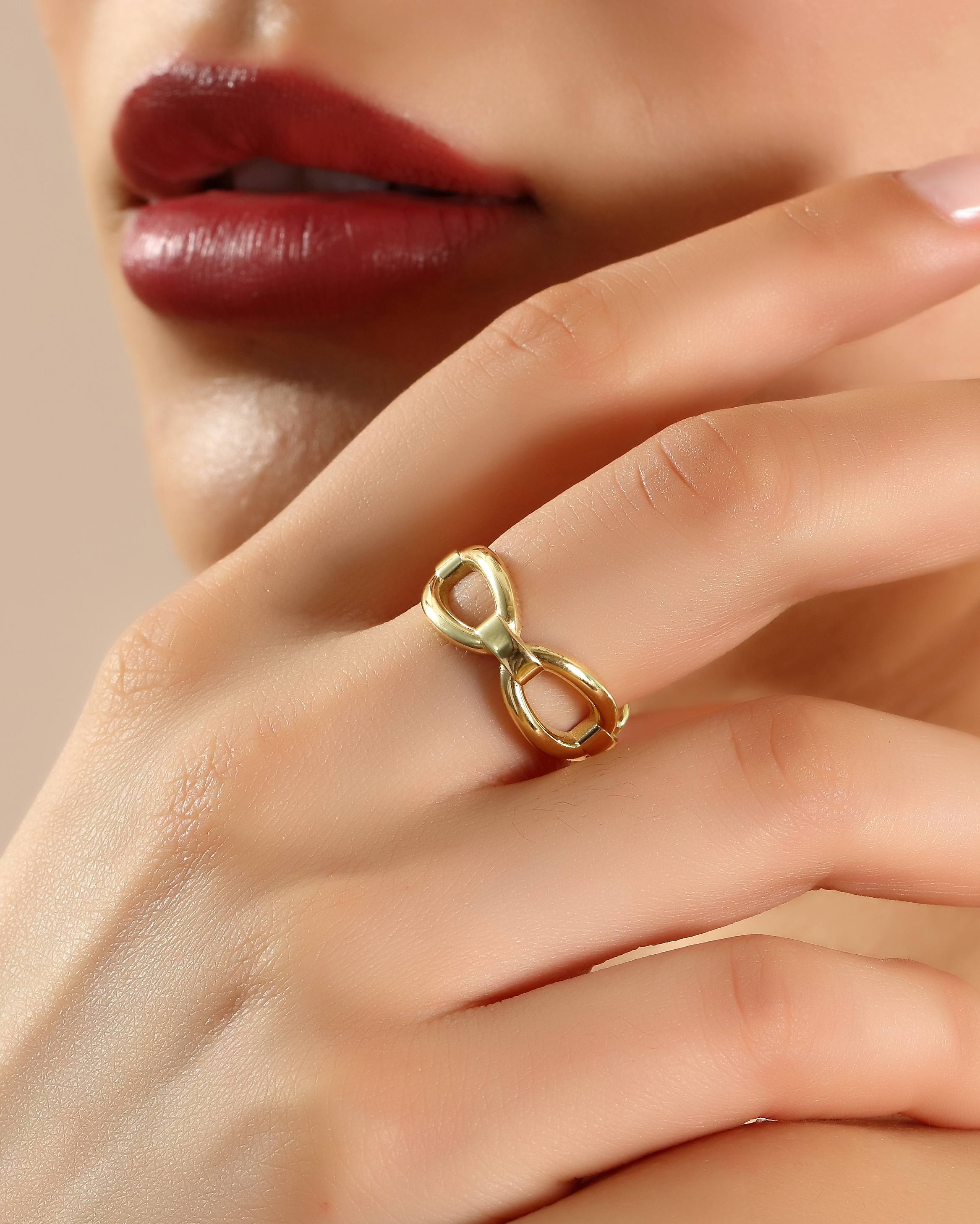 VIECLAT Solid Yellow Gold Infinity Link Ring Hand